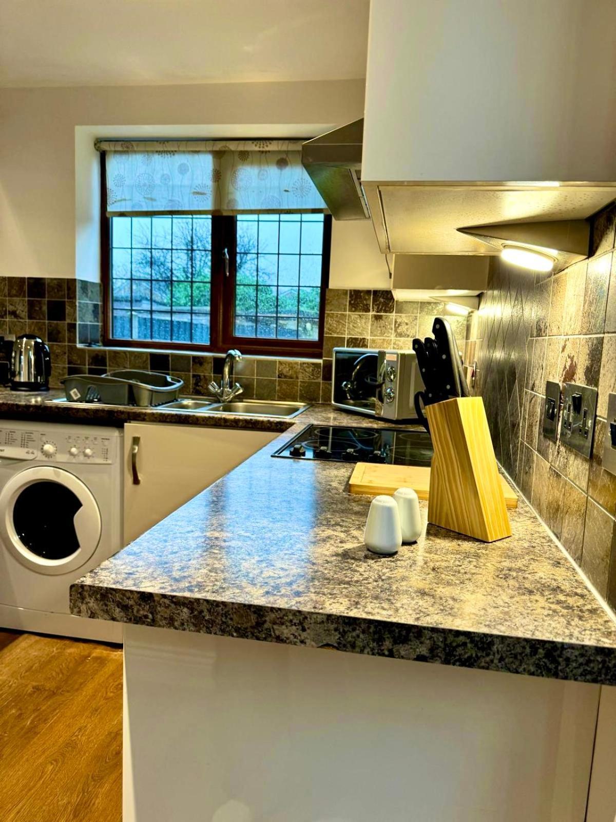 3Br House Ossett-Wakefield, Free Parking 3 Cars Wi Fi Long Stays エクステリア 写真